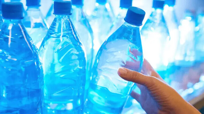Чем опасна вода в бутылках и почему стоит задуматься о её качестве