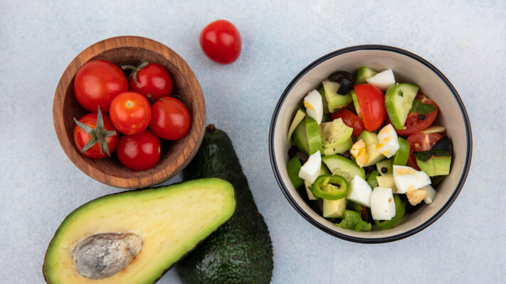 Авокадо-салат с помидорами: идеальный рецепт для тех, кто любит свежесть и баланс
