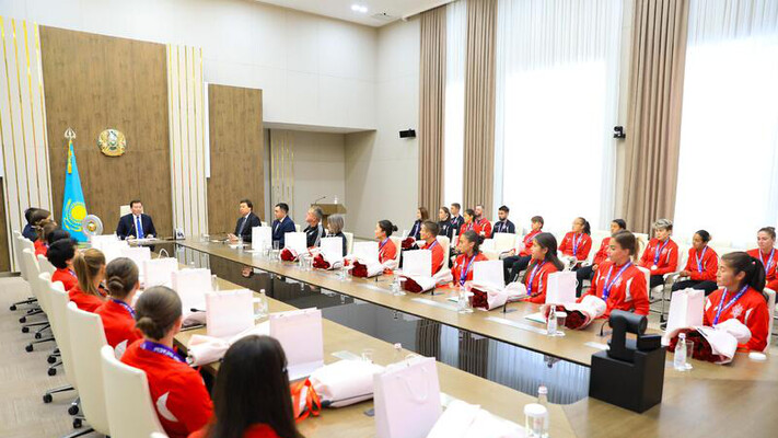 Аким области Асхат Шахаров принял женский футбольный клуб «Ақтөбе» - чемпионов Казахстана