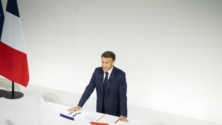 Макрон не уйдет в отставку, несмотря на правительственный кризис — источники в Елисейском дворце