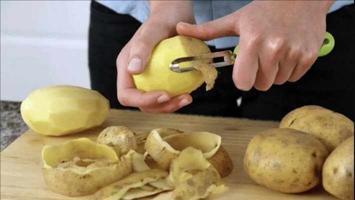 Сокровище в мусорном ведре: как картофельную кожуру превратить в эффективное удобрение
