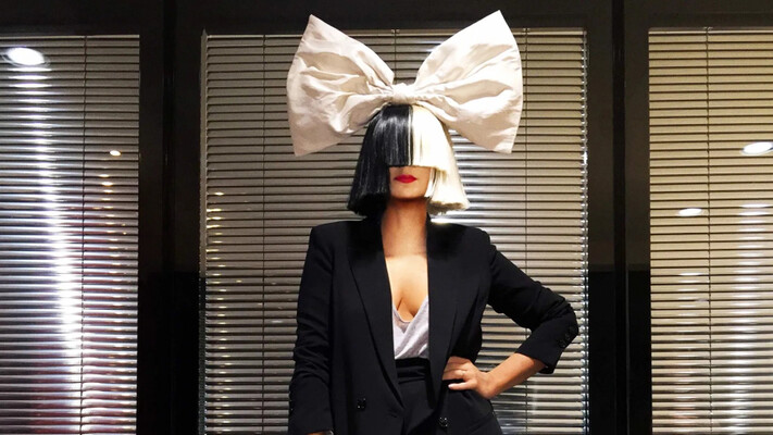 Бывший муж певицы Sia требует у неё алименты 250 тысяч долларов, для поддержания роскошного образа жизни