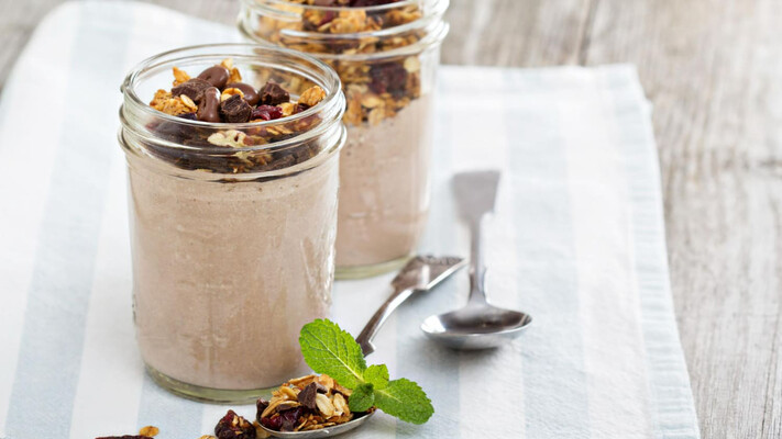 Шоколадное смузи с бананом и финиками: сладкий эликсир энергии без сахара