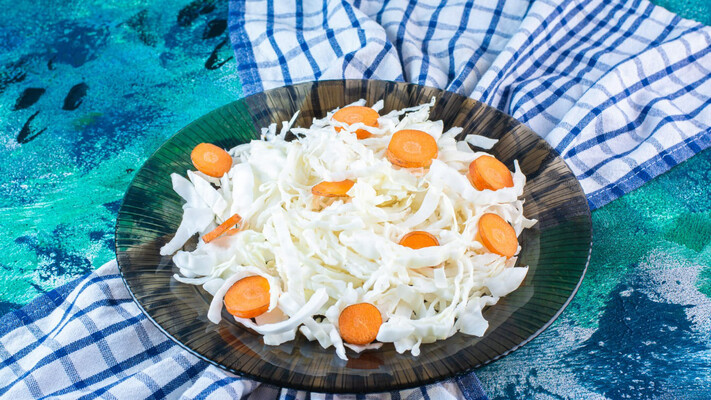 Витаминное хрустящее удовольствие: салат из квашеной капусты и клюквы