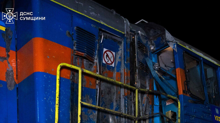РФ ударила по железной дороге в Сумской области. Повреждены поезда, некоторые участки – без напряжения 