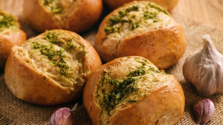 Секрет идеальных булочек с чесноком: хруст и вкус, как в лучших пекарнях