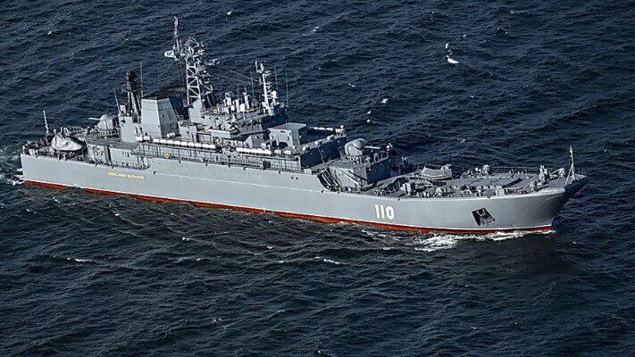 Недалеко от Германии загадочно стоит десантный корабль РФ, его связывали с появлением дронов 