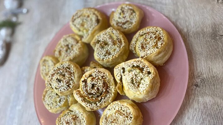 Прекрасная альтернатива котлетам: сочные рулетики с курицей и кунжутом