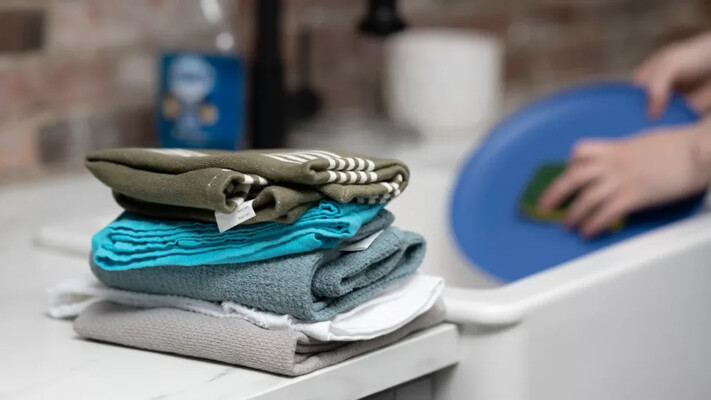 Без агрессивной химии и дорогих моющих средств: верните свежесть полотенцем с помощью простого подручного средства