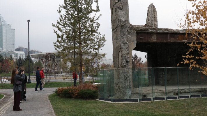 «Памятник Кантару». Через три года после кровопролития бывшую резиденцию Назарбаева превратили в сквер