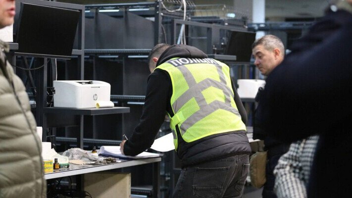 Торговал «сувенирами»: задержан мужчина, чья посылка взорвалась на таможне в Киеве
