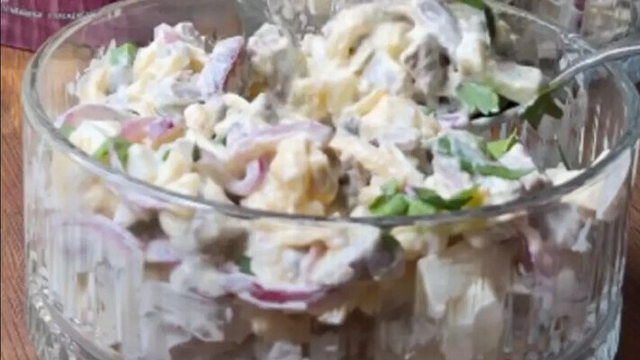 Бюджетно, просто и вкусно: секрет нежного салата из куриных сердечек