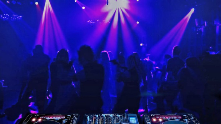 Скандал в одесском клубе: диджей включил российскую песню, глава ОВА возмущен