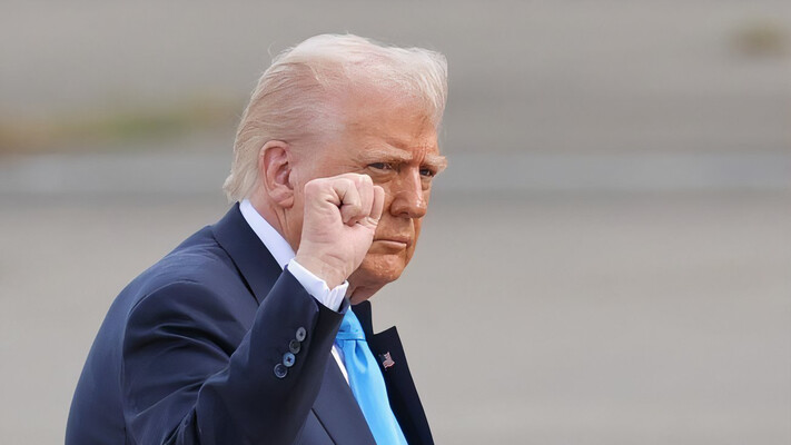 Посмотрите! Маленький список. Трамп, путавший названия стран, где завершил войны, носит напечатанный список. Видео 