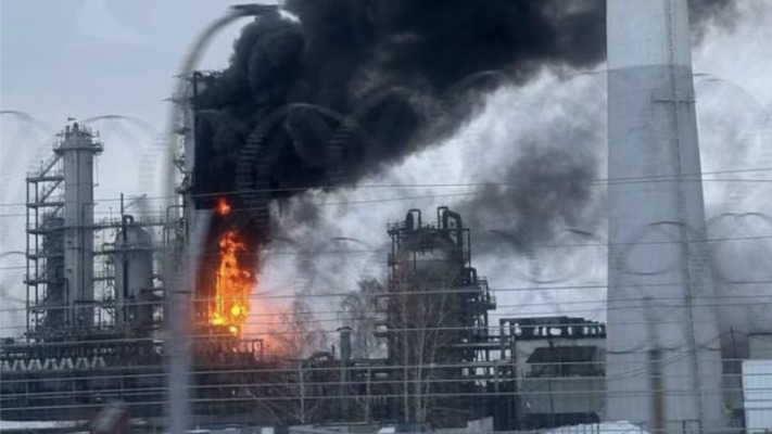 Логистика трещит по швам: удары по НПЗ в Саратове стали шоком для рф