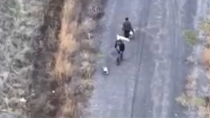 Шли под белым флагом: оккупанты убили двух гражданских и собаку FPV-дронами, прокуратура начала расследование